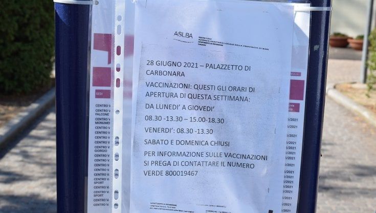 Vaccino, decine di persone in attesa al PalaCarbonara ma il venerdì pomeriggio è chiuso: "Vergogna"