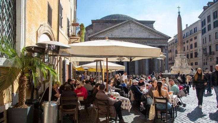 Tavolini all’aperto, tasse calmierate. “Favorite le periferie”