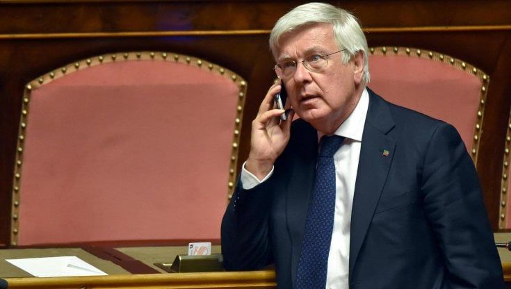 Il senatore Paolo Romani convocato dai pm: deve rispondere di corruzione per una presunta tangente da 12mila euro