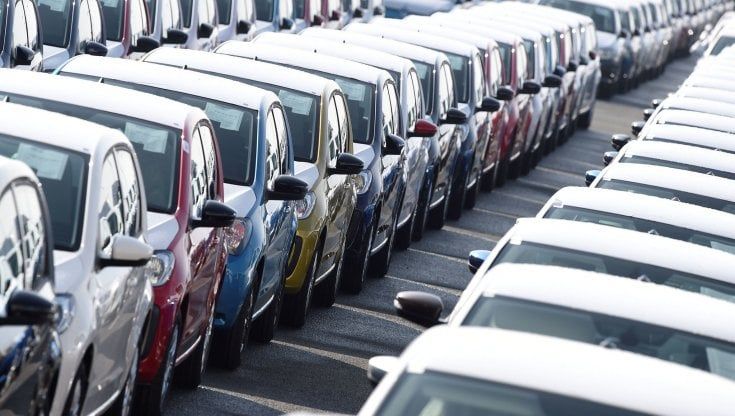 Piacciono le utilitarie, crollano le vetture di lusso: così il Covid ha stravolto il mercato di auto in Piemonte