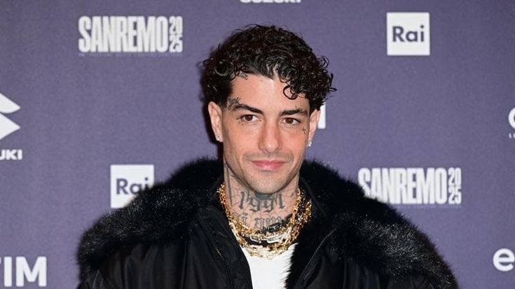 Tony Effe, si riapre il caso della collana della discordia a Sanremo: “Non ero arrabbiato”