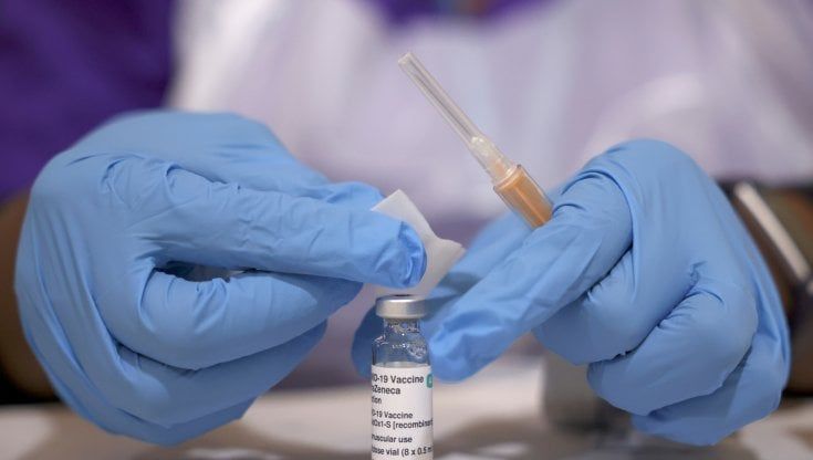 Regno Unito, anche oggi 45 mila nuovi casi di Covid. L'ondata colpisce un sistema già in crisi