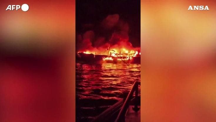 Spagna, il peschereccio è una sagoma di fuoco sul mare al largo della Galizia