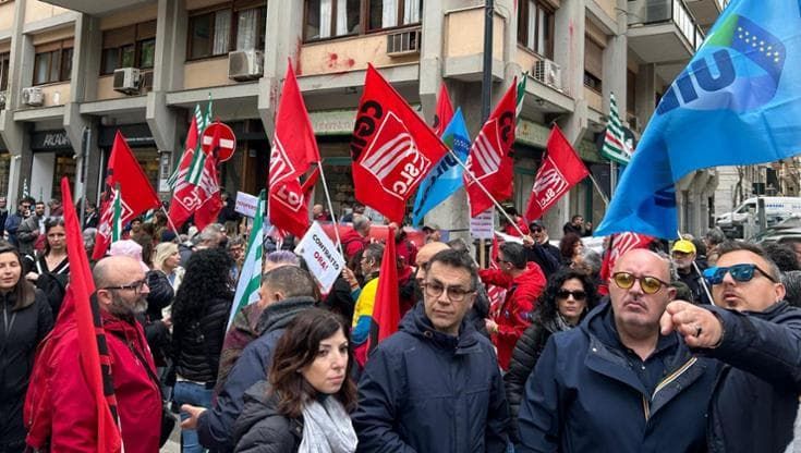 La vertenza dei call center, esplode la rabbia dei lavoratori. Per Almaviva trattativa in stallo