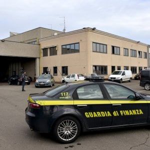 Rimini, in un video vigile picchia una donna con un bambino