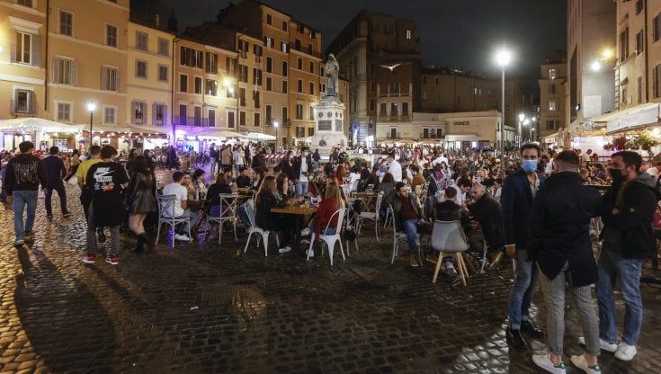 Roma, torna la movida in centro: giovani in strada dopo le 23. Accoltellato un ragazzo, è grave