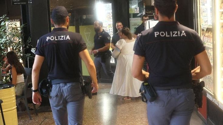 Blitz in Galleria 2 Agosto dopo le proteste e lo zucchero sulla scalinata. Cento identificati
