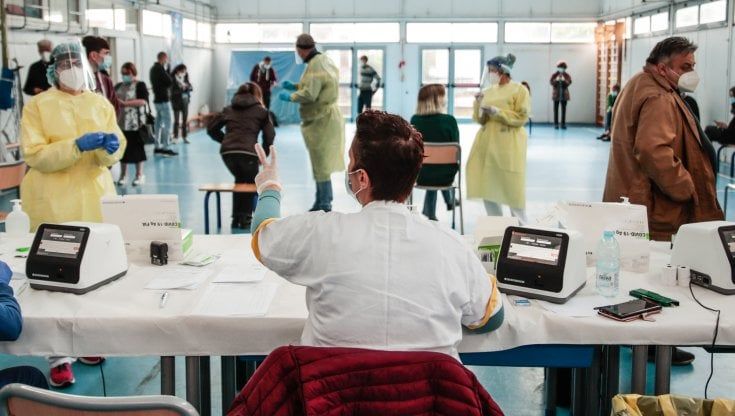 Gimbe, aumentano i contagi Covid: +43% in sette giorni