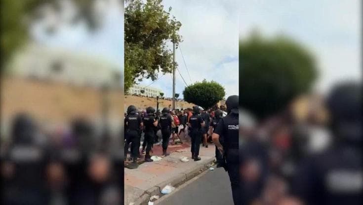 Ceuta, la polizia spara in aria per disperdere i migranti: tensione al centro di accoglienza
