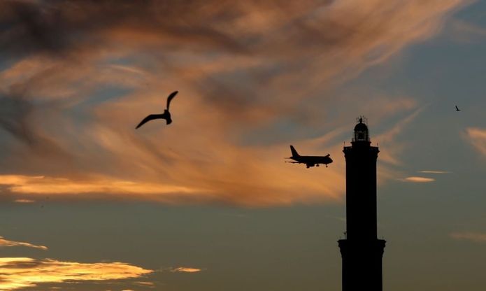 Tramonto d'inverno, pennellate di colore su Genova