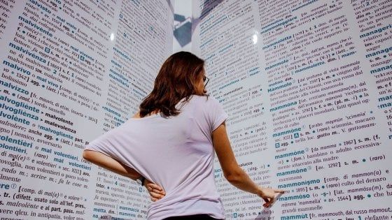 Zanichelli lancia l'appello per le parole da salvare: a Bari in piazza Diaz un vocabolario gigante