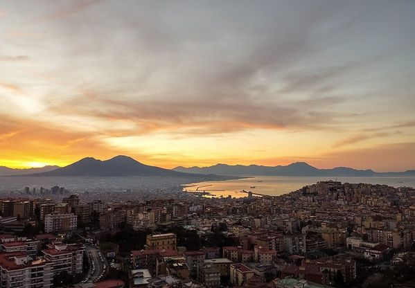 L'alba è un incanto: il risveglio di Napoli 