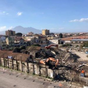 Ambiente: bruciori della  pelle per il liquido di una  ex fabbrica, indagini