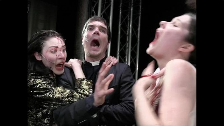 Festival di Spoleto, Diego Parlanti e il suo “Parole Morte Comunque”. Quando sotto la lente del teatro finisce la (folle) gara a primeggiare
