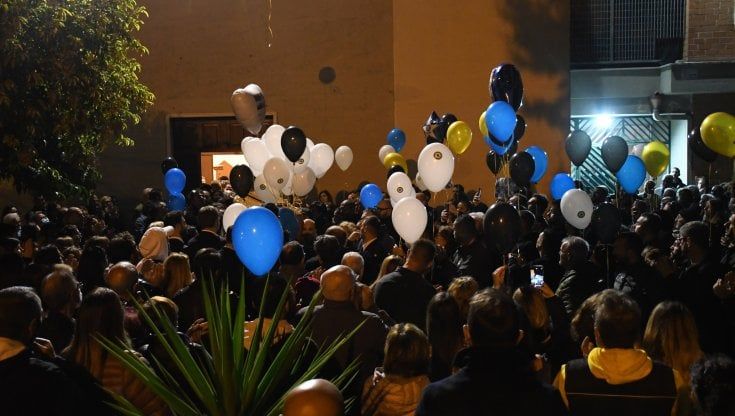 Bari, l'addio a Leonardo, il 31enne morto folgorato mentre usava il phon: chiesa gremita a Japigia 