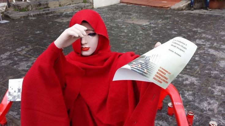 Forio, la donna manichino piange: installazione artistica contro la violenza di genere