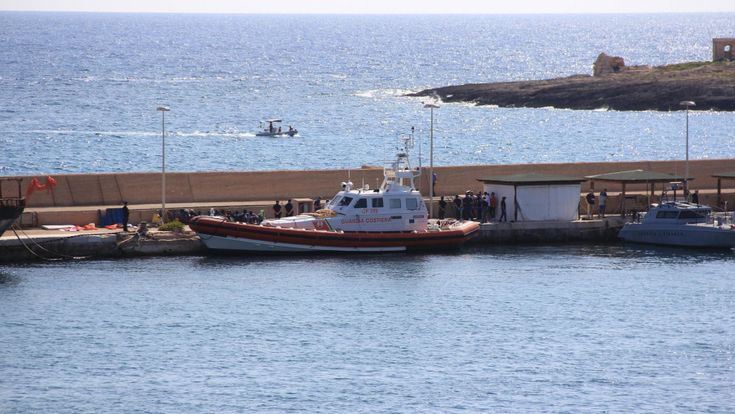 Migranti sulla Mare Jonio, la festa a bordo degli ultimi ostaggi: “Finalmente liberi”