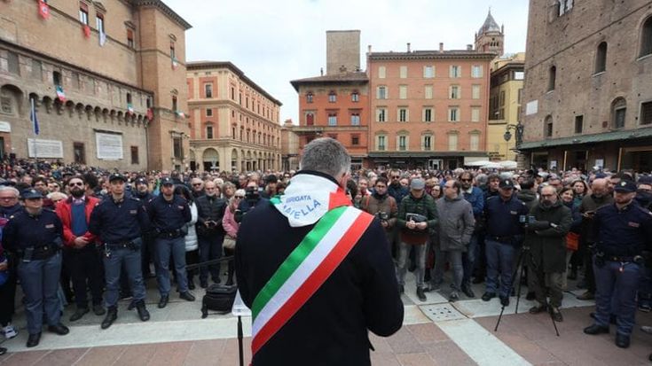 Il 25 aprile in piazza a Bologna. Lepore: “Non facciamo tornare il fascismo strisciante”