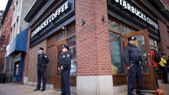 Usa, Starbucks chiude il 29 maggio per un corso di anti-razzismo a tutti i suoi dipendenti