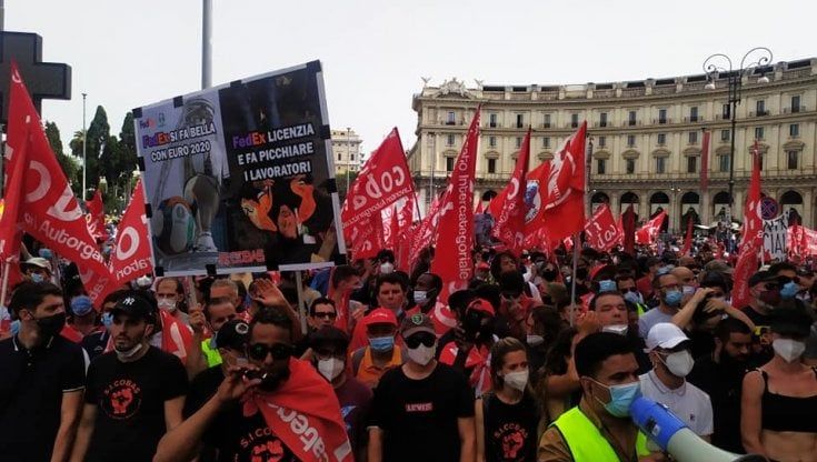 Milano, foglio di via al sindacalista Cobas. Organizzò i picchetti presi d'assalto da vigilantes 