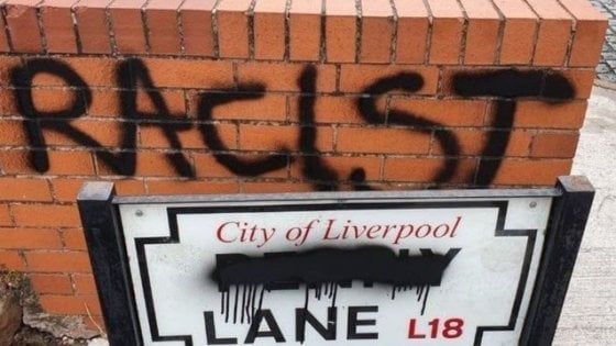 A Liverpool imbrattata con la scritta "razzista" la targa Penny Lane, la strada dei Beatles