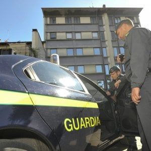 Brindisi, si spaccia per finanziere per vendere riviste: denunciato da un imprenditore