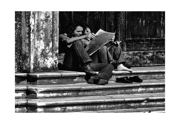 L'amore per la lettura nelle foto in bianco e nero di Paolo Vigevani