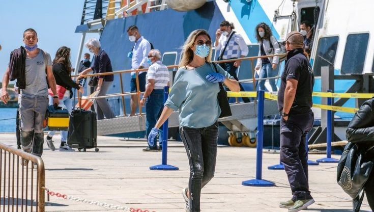 Coronavirus, le isole si blindano: test obbligatori in Sicilia per chi arriva da Malta, Spagna e Portogallo, la Sardegna prepara l'ordinanza 