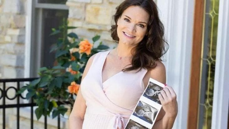 Il caso dell’attrice Usa: diventa madre a 49 anni utilizzando il seme del marito morto da dieci