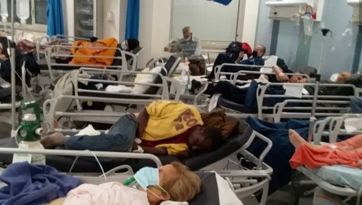 Napoli, Ospedale del Mare: emergenza barelle, pazienti assistiti anche sulle sedie