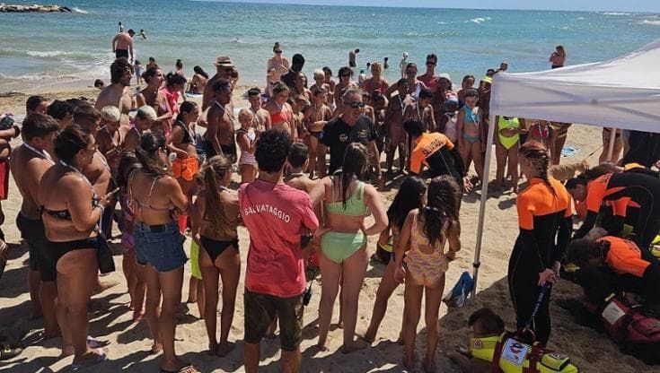Bari, in spiaggia a Pane e pomodoro lo show dei cani da salvataggio: “Presto anche a San Girolamo”