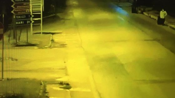 Coronavirus, in sette tornano da Brescia in Puglia facendo a piedi l'ultimo tratto della A14: denunciati