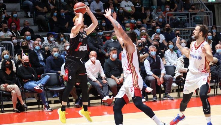 La Virtus è una regola, si arrende anche Trieste: 94-79. Festa per Mannion