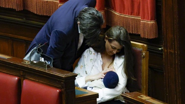 Sportiello a Montecitorio col bebè: "Nessuna mamma deve interrompere l'allattamento per lavorare"