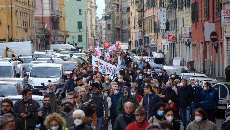 Sampierdarena in corteo contro i Depositi chimici: "Non siamo una Genova di serie B" 