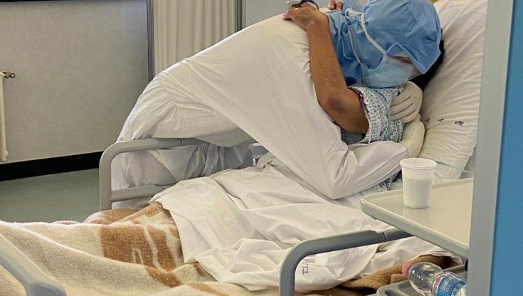 Potenza, l’abbraccio nel reparto Obi Covid del San Carlo: "Quotidiano conforto"