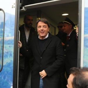 Renzi in Piemonte: "Centomila posti nel servizio civile, condannare le violenze dei naziskin"