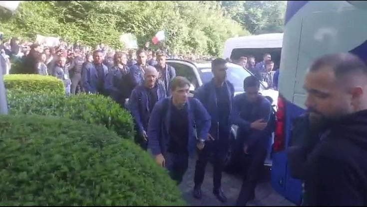 Euro 2024, l'Italia arriva nel ritiro tedesco, i tifosi scatenati accolgono gli azzurri
