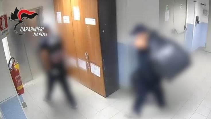 Napoli, furto di farmaci sperimentali salvavita per 820mila euro: arrestati ladro e guardia giurata