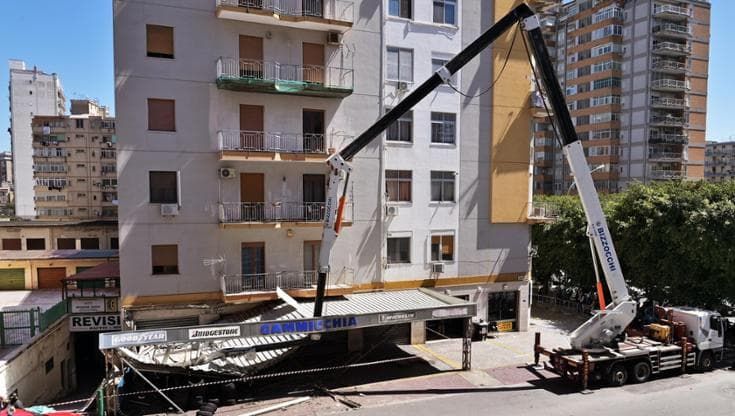 Il giorno dopo la tragedia di Palermo: riflettori sulla posizione della gru
