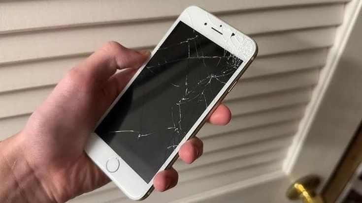 La truffa del telefono rotto sul marciapiede: “Così chiedono soldi ai passanti”