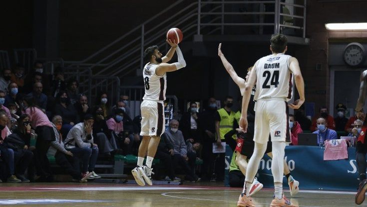 Basket, serie A: Brindisi respira la vetta, Tortona travolge la Virtus Bologna, Trieste beffa Napoli