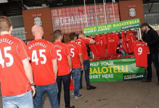 Non c'&egrave; pace per Balotelli, i tifosi del Liverpool restituiscono la maglia