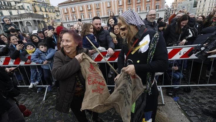 Napoli, la pioggia non ferma la Befana dei vigili del fuoco: festa con duemila bambini