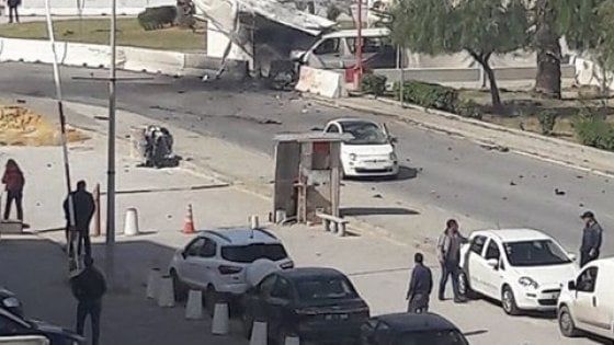 Tunisi, due kamikaze si fanno esplodere vicino all'ambasciata Usa: morto un agente