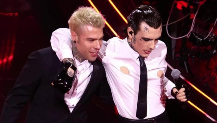 Sanremo, il fuori programma di Rosa Chemical e Fedez: sui social si scatena l'ironia