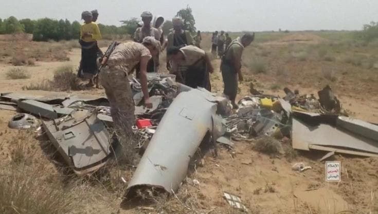 Yemen, il filmato diffuso dagli Houti con un drone saudita abbattuto: "Morte ad America e Israele"