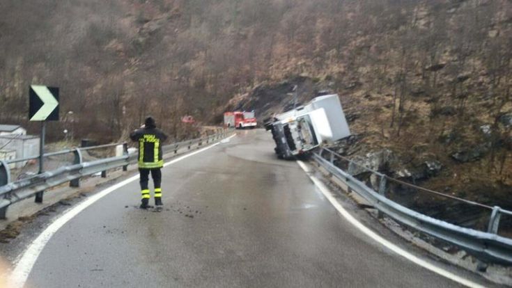 Altro che bora, nel Modenese vento a 238km/h: camion si ribalta