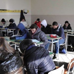 Roma, aule gelate e i presidi mandano la circolare: "venite ben coperti"