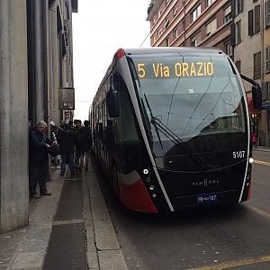 Inseguito da tre uomini e accoltellato sull'autobus